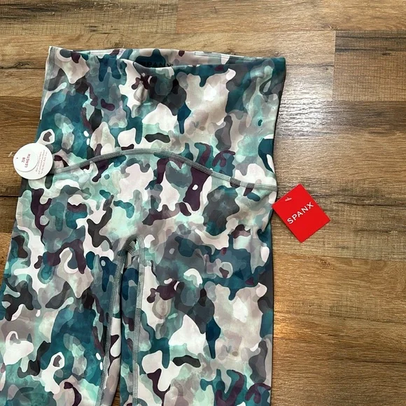 SPANX BOTTY BOOST ACTIVE 7/8 LEGGINGS WOMEN Sz MD CAMOUFLAGE NEW - Picture 3 of 12
